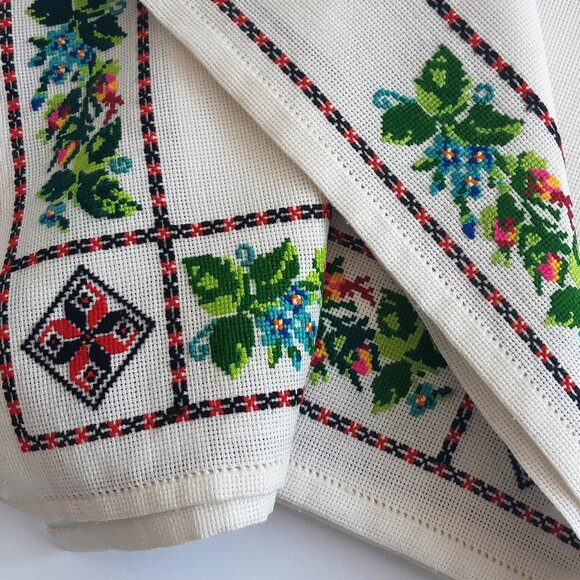 VTG Hand Embroidery Cross Stitch Roses Borders Tablecloth Table Topper 40"X31" - Picture 8 of 15